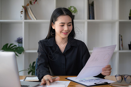 快乐的女商务人士 致力于分析技术价格图表和指标 笑声交换投资战略投资者货币贸易会计经纪人速度屏幕图片