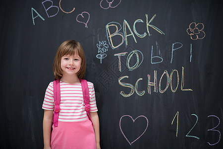 背背背书写黑纸板的女童女学生学生课堂孩子们背包木板孩子童年粉色绘画图片