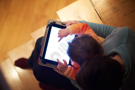 母亲和孩子使用平板互联网女士女孩乐趣电脑学习家庭楼梯闲暇父母图片