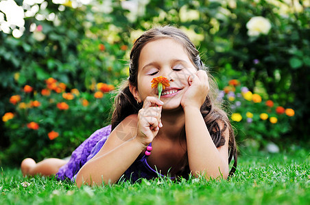 户外儿童快乐草地女士微笑乐趣花园幸福雏菊农村孩子喜悦图片
