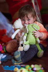 儿童在家里玩玩具游戏教育乐趣婴儿喜悦女儿地面生活家庭房间女孩图片