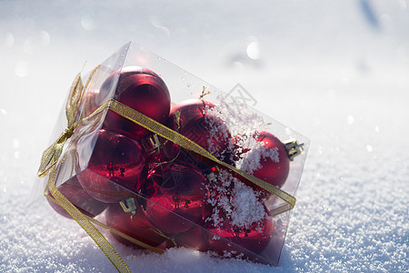新鲜雪上装箱的圣诞球装饰品乐趣玩具雪花阴影风格装饰派对盒子玻璃图片