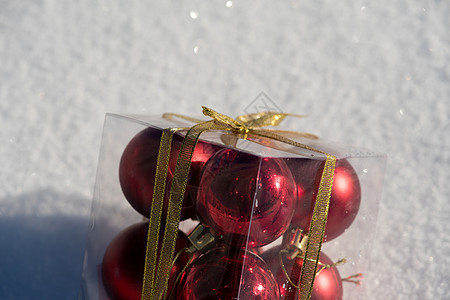 在新鲜雪上装箱的圣诞舞会玻璃假期玩具雪花庆典阴影风格盒子季节乐趣图片