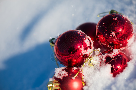 鲜雪中的红圣诞节舞会装饰品玻璃季节庆典小玩意儿派对假期风格玩具乐趣图片