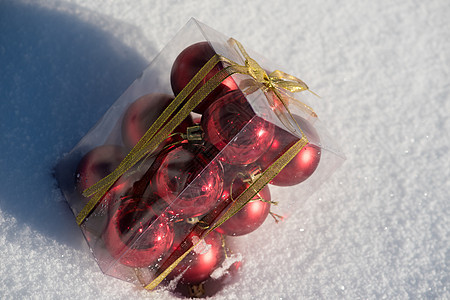 在新鲜雪上装箱的圣诞舞会装饰小玩意儿庆典季节乐趣玩具玻璃阴影假期风格图片
