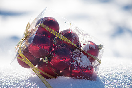 新鲜雪上装箱的圣诞球装饰品雪花阴影季节装饰风格假期小玩意儿庆典玩具图片