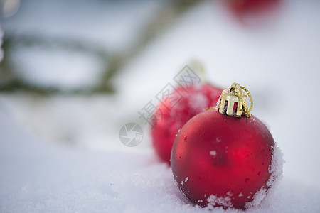 清雪中的红圣诞节球风格派对装饰品玩具玻璃乐趣雪花阴影装饰假期图片