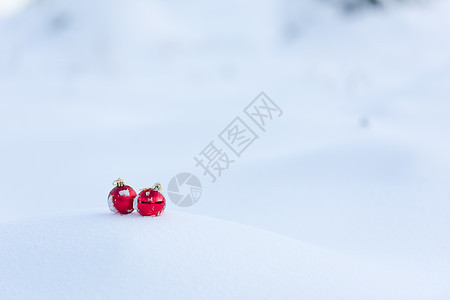 清雪中的红圣诞节球风格小玩意儿阴影假期装饰品装饰雪花玩具玻璃庆典图片