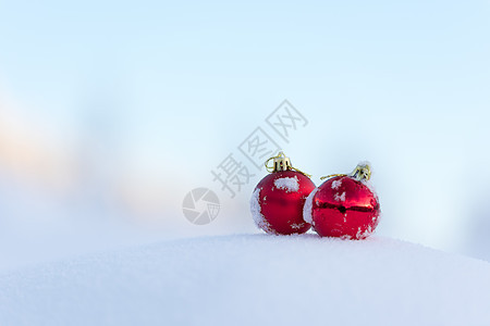 清雪中的红圣诞节球乐趣装饰品小玩意儿玻璃季节派对雪花装饰假期阴影背景图片