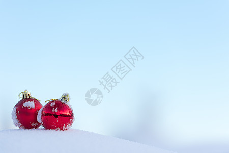 清雪中的红圣诞节球庆典派对风格小玩意儿雪花装饰品季节玩具玻璃假期图片