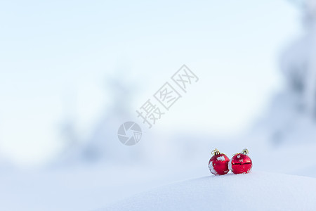 清雪中的红圣诞节球庆典玻璃风格装饰品玩具装饰小玩意儿阴影雪花派对图片