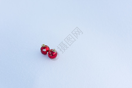 清雪中的红圣诞节球乐趣装饰阴影庆典派对风格小玩意儿雪花玻璃季节背景图片