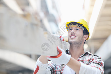建筑工地的硬体工人领班工业劳动公司安全修理工微笑头盔手势白色图片