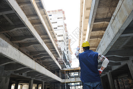 建筑工地的硬体工人男人工作员工建筑学安全工程成人头盔劳动工业图片