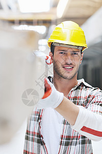 建筑工地的硬体工人手势微笑工业工作劳动头盔帽子白色安全帽安全图片