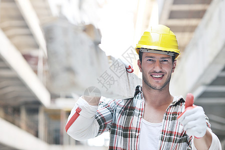 建筑工地的硬体工人微笑工程师员工建设者劳动者安全帽手势商业头盔成人图片