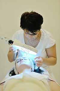 化妆室内戴面罩的妇女沙龙卫生女孩女性治疗温泉皮肤毛巾面具女士图片