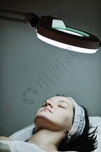 化妆室内戴面罩的妇女女孩眼睛护理温泉沙龙面具女士女性皮肤药品图片
