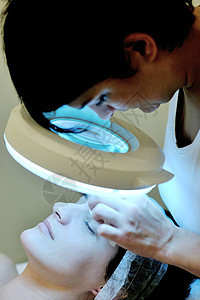 化妆室内戴面罩的妇女治疗保健眼睛女性身体面具温泉打扫化妆品皮肤图片