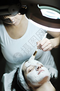 化妆室内戴面罩的妇女女性女孩化妆品身体药品护理打扫毛巾女士皮肤图片