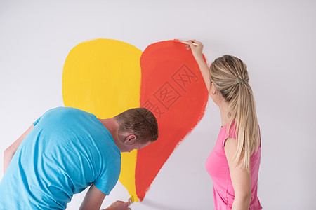情侣在墙上画心夫妻刷子成人装修公寓团队快乐幸福女性画笔图片