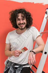 男人有有趣的头发和彩色背景的画笔男性衬衫工作摄影学校成人微笑工作室情感广告图片