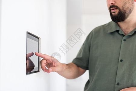 智能家庭与技术概念接近男性手的近身创新男人界面展示软件安全控制屏幕环境公寓图片