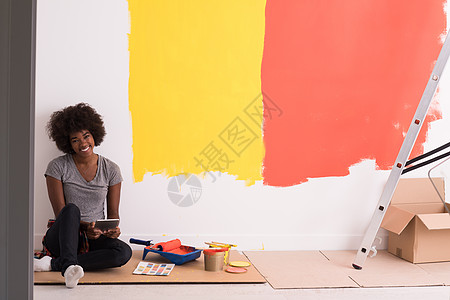 坐在地板上的后背女画家女孩工作设计师房子快乐画笔房间绘画维修成人图片