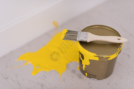 黄漆锡罐头顶有刷子画笔项目金属房子装潢颜料装修材料木头黄色图片
