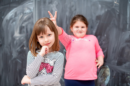 小女孩在黑板前玩得开心班级知识瞳孔教育学校教学学习木板女性女孩们图片