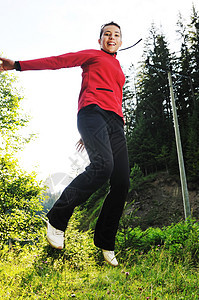 女孩户外跳跃乐趣活动运动闲暇成人女士活力太阳身体空气图片