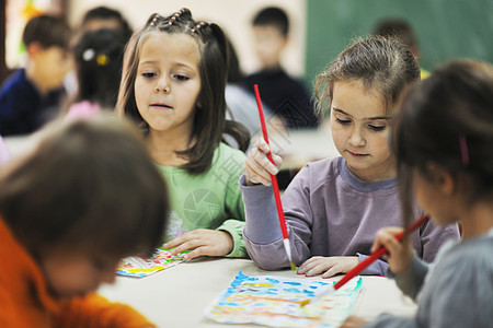 学龄前儿童微笑绘画幼儿园团体桌子乐趣学校课堂女孩女士图片