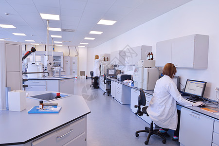 在实验室工作的科学家保健化学测试团体科学生物学技术显微镜教育化学家图片