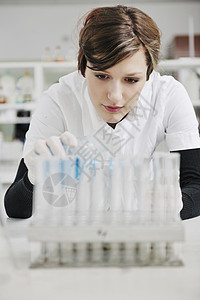 实验室中的年轻女性科学家成人医院化学家女士生物学化学管子测试学习图片