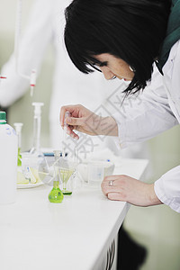 实验室中的年轻女性治愈化学科学家医院测试技术医生大学职业生物学图片