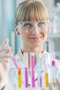 女研究员在实验室里拿着试管医师学生医院生物药品护士医生女士测试液体图片