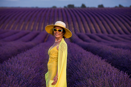 紫色渐变穿黄色洋装的亚洲女人 在熏衣草场戴帽子日落草地旅行天空女士场地农村裙子喜悦薰衣草背景