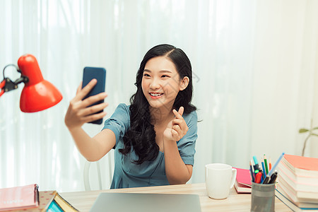 快乐的亚洲女孩在视频电话上微笑 在智能手机上自拍女性教育女士学习技术照片学生图片