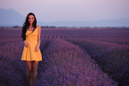 在熏衣草场穿黄色衣服的女人日落青年幸福女性喜悦农村自由薰衣草紫色香气图片