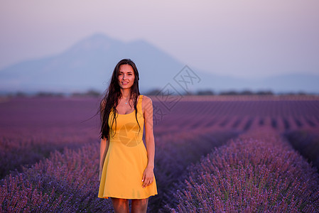 在熏衣草场穿黄色衣服的女人薰衣草喜悦日落紫色自由女孩天空农村幸福草地图片