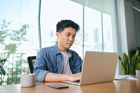 亚洲亚洲商务人士打字手提笔记本键盘男性电脑电子办公室商业成人互联网桌子衣服技术图片
