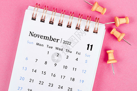 2022年11月的案头日历 有粉红色背景的木针图片