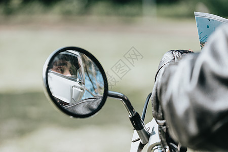 反射一个戴头盔 带复制空间的摩托车手的后视镜 在路线上 安全旅行和驾驶时使用保护图片