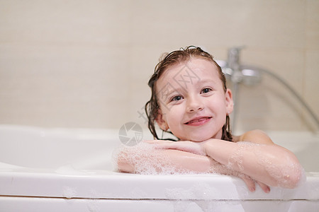 小女孩在洗澡时用肥皂泡沫玩童年微笑婴儿牙齿浴室幼儿园女孩乐趣洗发水女儿图片
