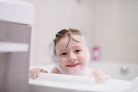 小女孩在洗澡时用肥皂泡沫玩童年微笑气泡生活浴缸洗发水婴儿卫生家庭女儿图片
