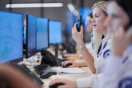 在安全数据系统控制室工作的女性操作员 女操作员服务展示警卫监视监视器车站监控控制电脑工作站图片