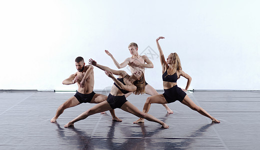在白人背景面前参加运动舞蹈伙伴小组的团体 白种背景舞蹈家杂技团队艺术家冒充优美竞技工作演员工作室图片