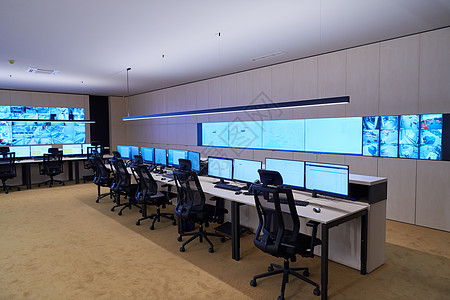 大型现代安保系统控制室的空内置安全系统控制室警报控制技术安全监视屏幕桌子工作站物流监视器图片