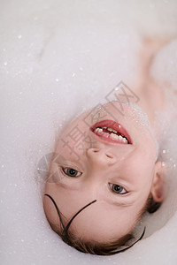 小女孩在洗澡时用肥皂泡沫玩洗发水浴室幼儿园淋浴浴缸喜悦乐趣婴儿幸福气泡图片