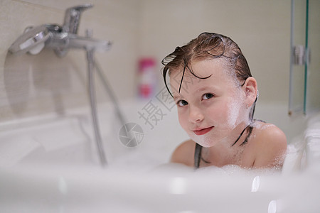 小女孩在洗澡时用肥皂泡沫玩牙齿浴室生活微笑家庭淋浴头发喜悦洗发水幼儿园图片